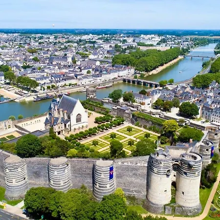 Logis Hotels- Marguerite D'anjou Chateau Готель